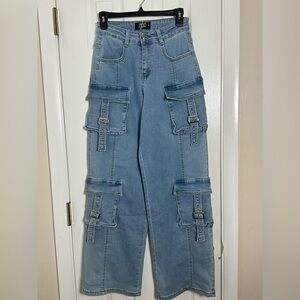 Stylish Blue Wide Leg Cargo Jeans with Big Pockets in the Side.